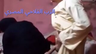 سكس فلاحي مصري يفشخها فشخ بزبره الكبير الطويل