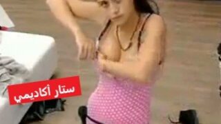 سكس ستار اكاديمي العربي المشتركة تدهن بزازها بالكريم وتظهرهم أمام الكاميرات